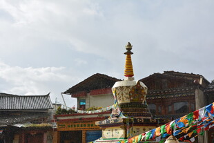 藏式金顶建筑与经幡 稻城