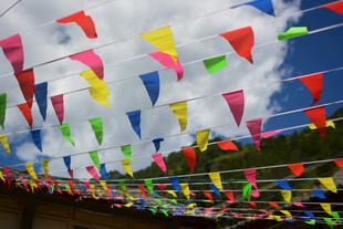 彩色彩旗装点开阔天空