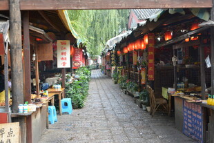 古街热闹集市景象 稻城
