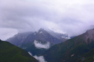 云雾缭绕的壮丽山峦 稻城