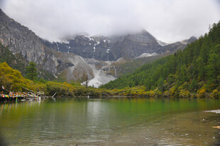 山间湖泊美景 稻城