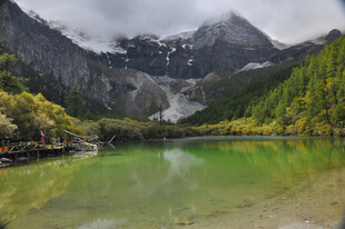 山间翠湖映巍峨雪山