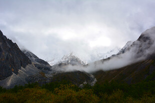云雾缭绕的壮丽山间景色