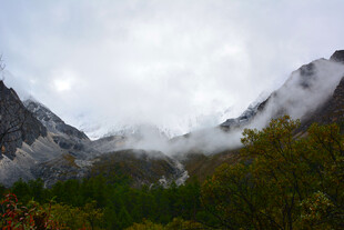 云雾缭绕的山间美景