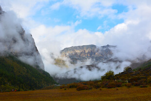 云雾缭绕的壮美山间景色 稻城