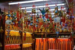 传统香烛店的丰富供奉用品