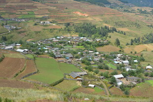 山间村落田园风光美景 稻城
