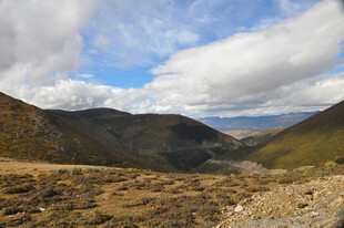 山间开阔风景 稻城