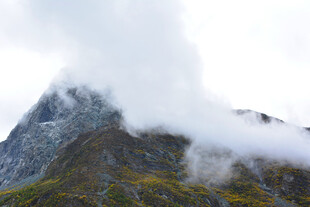 云雾缭绕的巍峨山峰