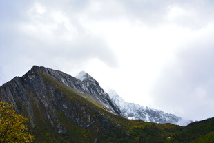 巍峨山峰云雾缭绕 稻城