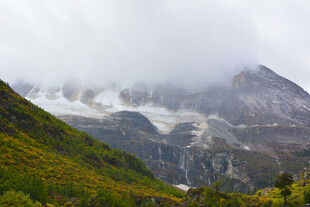 云雾缭绕的壮美山间景色