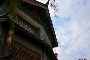 古建一角 红灯摇曳映蓝天