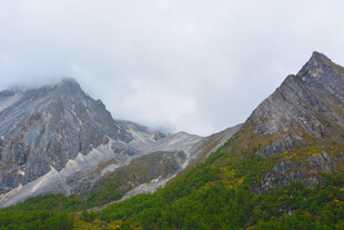 云雾缭绕的壮美山峦 稻城