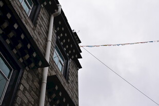 藏式建筑外观局部特写 稻城