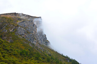 云雾缭绕的峻峭山峰