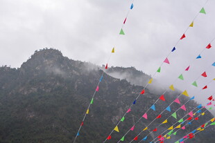 山间彩色经幡随风飘扬 稻城