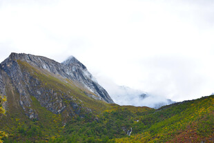 巍峨青山云雾缭绕 稻城