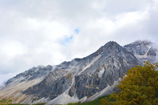 巍峨壮丽的高山景色