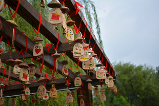 屋檐下的精美祈福风铃