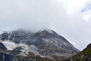 云雾缭绕的巍峨雪山 稻城