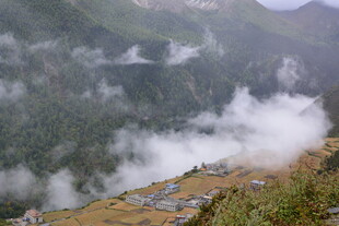 山间云雾缭绕的村落美景 稻城