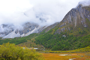 山间云雾缭绕的壮美景色