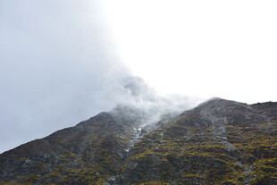 云雾缭绕的巍峨山峰 稻城
