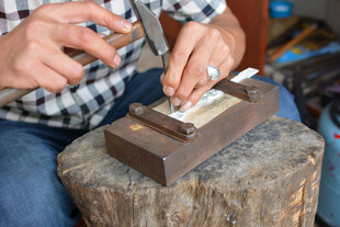 手工匠人专注打造木制品