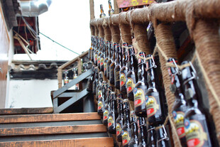 户外悬挂多彩装饰物件