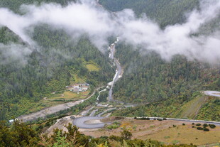 山间云雾缭绕的壮丽峡谷 稻城