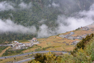 山间云雾缭绕的村落美景