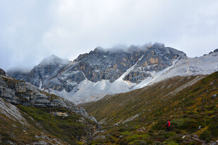 云雾缭绕的壮美高山景色 稻城