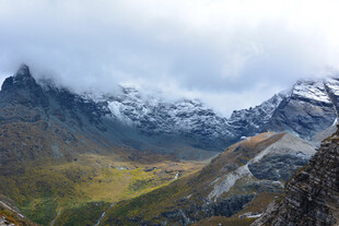 壮丽山景 云雾缭绕雪峰 稻城