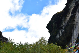 山间蓝天与经幡美景 稻城