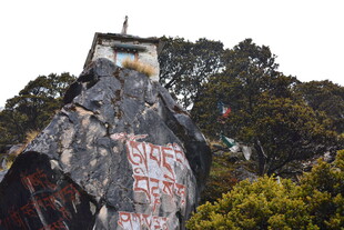 涂鸦覆盖的建筑物一角 稻城