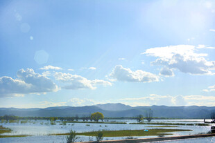 湖畔蓝天美景 稻城