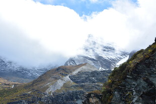 雪山云雾缭绕的壮丽景致 稻城