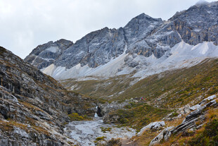 山间溪流与壮丽雪山景观