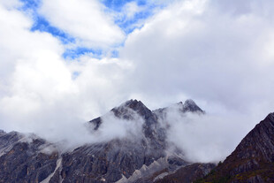 云雾缭绕的巍峨山峰