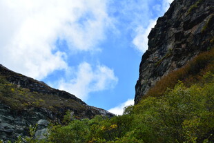 山间美景 蓝天白云映翠谷 稻城