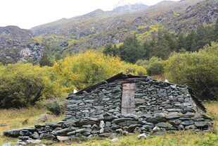 山间石屋 秋景中的静谧之地