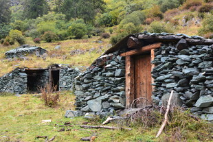 山间石砌小屋 古朴静谧 稻城