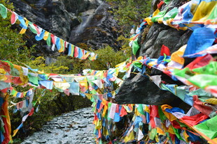 山间五彩经幡随风飘扬 稻城