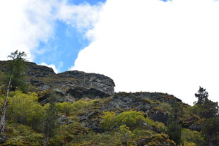 山峦绿意间的蓝天白云