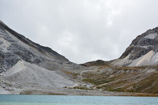 高山湖畔美景 稻城