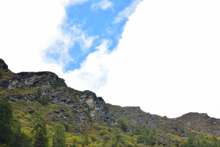 山峦蓝天间的自然景致 稻城