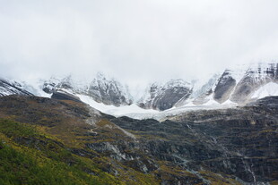 雪山下的翠绿山峦 稻城