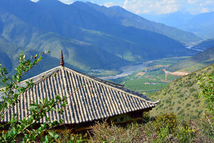 山间小屋伴秀丽山川景色 稻城