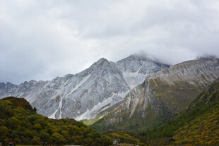 壮丽巍峨的高山景观 稻城