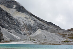 高山下的碧色湖泊